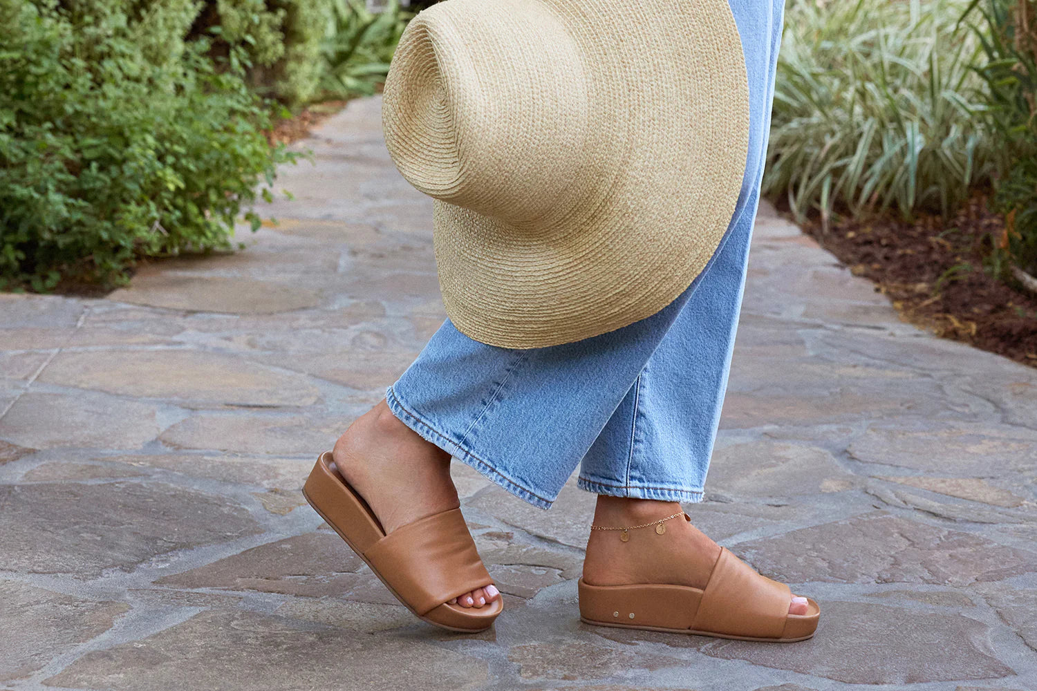 PELICAN LEATHER PLATFORM SANDAL