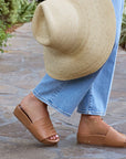 PELICAN LEATHER PLATFORM SANDAL